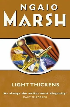 Ngaio Marsh Light Thickens обложка книги