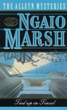 Ngaio Marsh Tied Up in Tinsel обложка книги