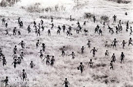 12 Tribal warfare in New Guinea between two farming communities 1960 Such - фото 14