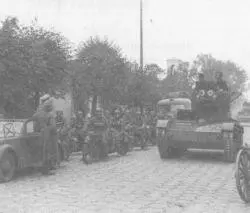 Мотоциклисты Гудериана и танкисты Кривошеина празднуют победу Поделились - фото 5