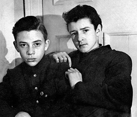 54й год Справа Сандрик Тоидзе На груди у автора значок с изображением - фото 12
