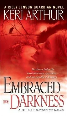 Keri Arthur Embraced By Darkness обложка книги