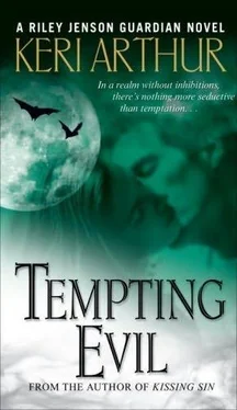 Keri Arthur Tempting Evil обложка книги