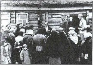 Представители местной комендатуры выступают перед сельскими жителями Рядом с - фото 7