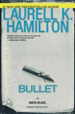 Laurell Hamilton Bullet обложка книги