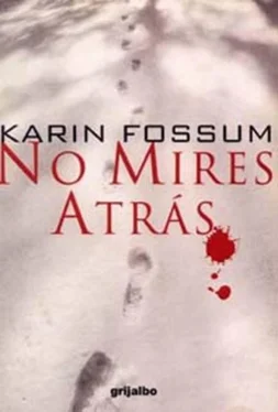 Karim Fossum No Mires Atrás обложка книги