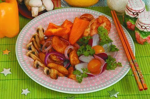 183 ккал 45 мин 4 порции Продукты 300 г белого мяса курицы 4 клубня - фото 108