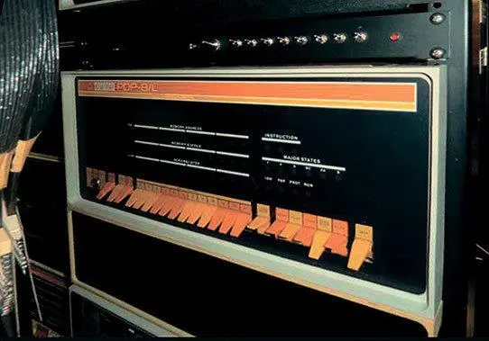 Компьютер PDP8 такой же как тот от которого у меня выработалась зависимость - фото 30
