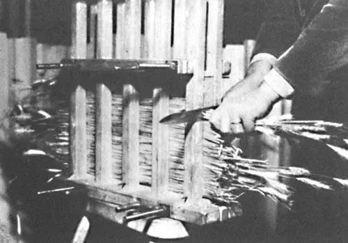 Обрезка выступающих концов соломы после прессования Устройство для вырезания - фото 72