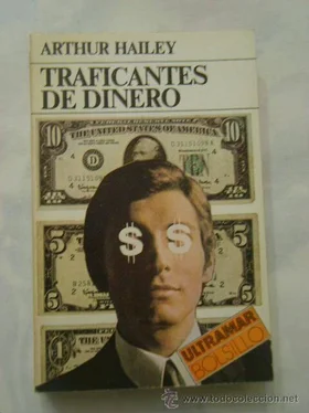 Arthur Hailey Traficantes de dinero обложка книги