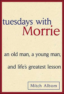 Mitch Albom Tuesdays with Morrie: an old man, a young man, and life’s greatest lesson обложка книги