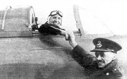 ФУиттл благодарит пилота ГСэйера после первого полета Пионера В марте 1940 - фото 110