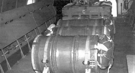 Бочки с горючим в грузовой кабине Ан24Т Десантники садятся в опытный Ан24Т - фото 12