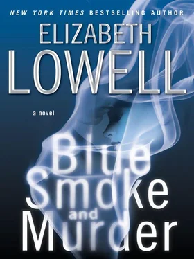 Elizabeth Lowell Blue Smoke and Murder обложка книги