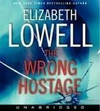 Elizabeth Lowell The Wrong Hostage обложка книги