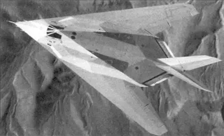 В начале испытаний в носу опытного F117А была установлена штанга с датчиками - фото 25