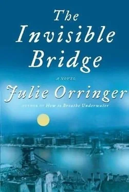Julie Orringer The InvisibleBridge обложка книги