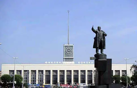 Ранним утром 15 апреля знаменитый памятник ВИ Ленину был снова установлен на - фото 2