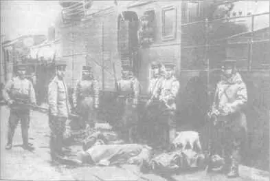 Японские интервенты у трупов расстрелянных ими рабочихжелезнодорожников - фото 35