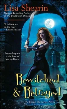 Lisa Shearin Bewitched & Betrayed обложка книги