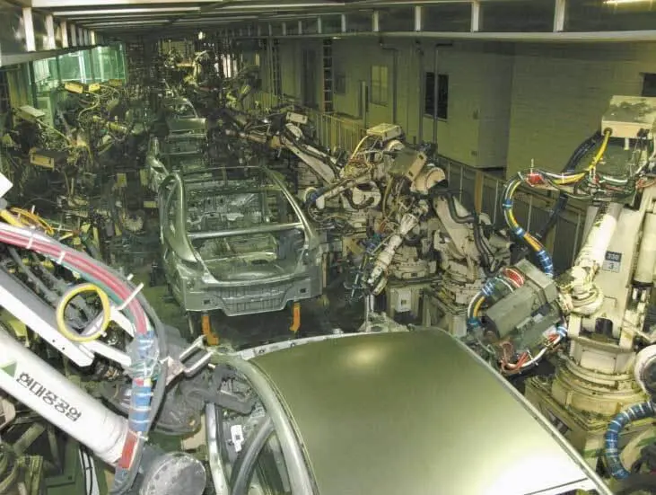 Роботы на конвейере завода Хёндэ Мотор в Ансане Детей рожают все меньше и - фото 13
