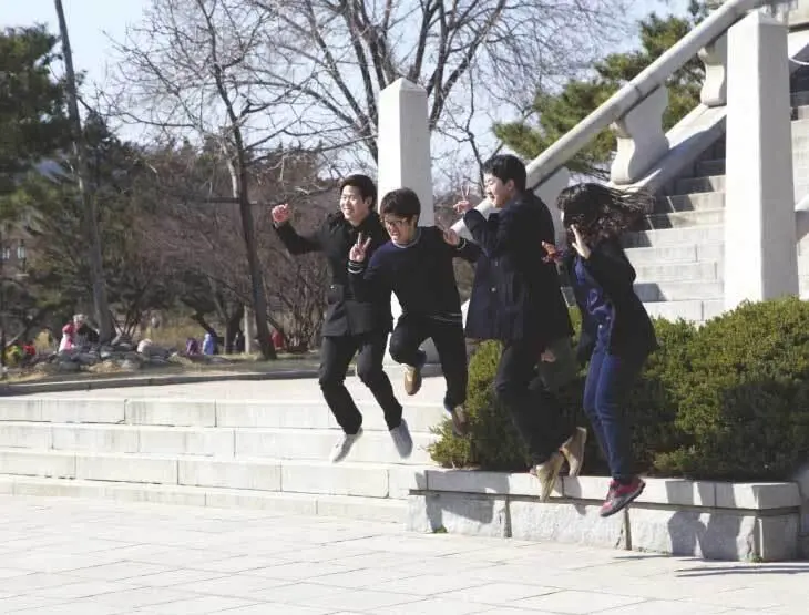 Корейские школьники фотографируются в парке у королевского дворца в Сеуле - фото 31
