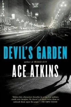 Ace Atkins Devil’s garden обложка книги