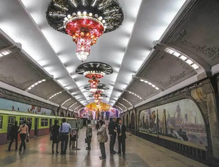 Метро стало работать в Пхеньяне с 1973 г Ряд центральных станций украшены - фото 39