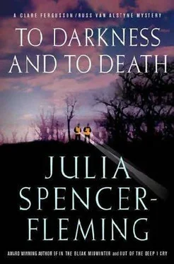 Julia Spencer-Fleming To Darkness And To Death обложка книги