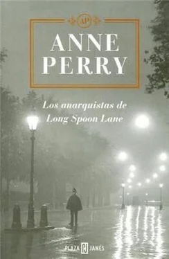 Anne Perry Los anarquistas de Long Spoon Lane обложка книги