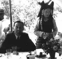 Richardson at a Lhasa garden party The premier scholar on Tibet Hugh - фото 23