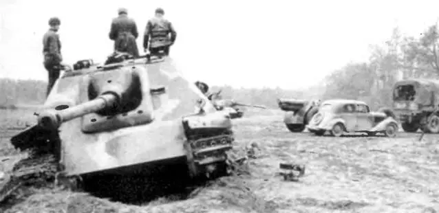 Ягдпантера позднего выпуска подбитая на подступах к Кенигсбергу Весна 1945 - фото 190