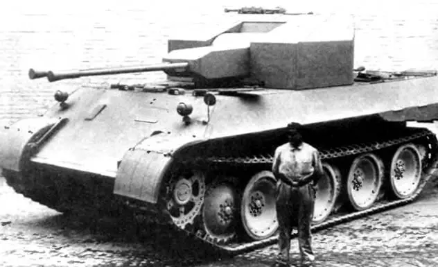Шасси Пантеры Ausf D с установленным на нем деревянным макетом башни ЗСУ - фото 199