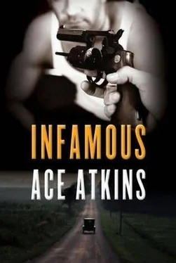 Ace Atkins Infamous обложка книги