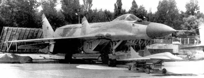 МиГ29 типа 912 ранних серий и динамически подобная модель ДМ1 МиГ29 в - фото 26