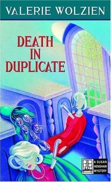 Valerie Wolzien Death In Duplicate обложка книги