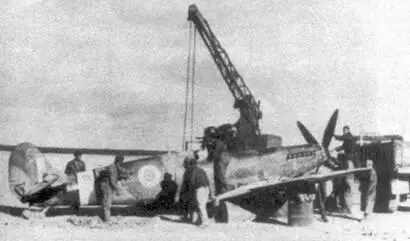 Израильтяне поднимают египетский Spitfire Mk IX совершивший вынужденную - фото 102