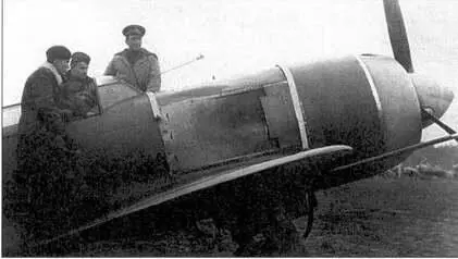 ВЛевитан в фуражке проводит занятие с молодыми летчиками Чехословакия 1945 - фото 81