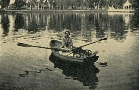 Л Чарская во время катания на лодке - фото 5