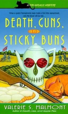 Valerie Malmont Death, Guns and Sticky Buns обложка книги