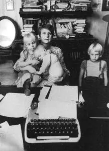 Часть нашей милой компании проживавшей в Сокольниках в 1985 году Наташе три - фото 25