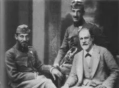 З Фрейд с сыновьями Эрнстом и ЖанМартином 1916 г З Фрейд в своем рабочем - фото 11