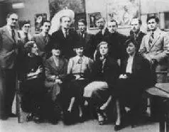Участники первой выставки сюрреалистов состоявшейся в Лондоне в 1936 г Задний - фото 34