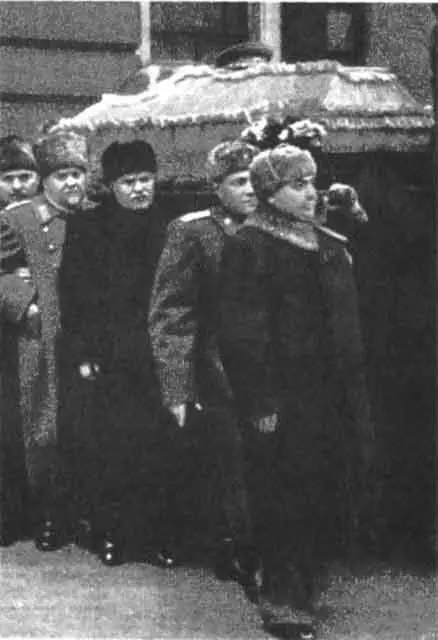 Руководители СССР выносят гроб с телом И В Сталина 9 марта 1953 г СНОСКИ - фото 73