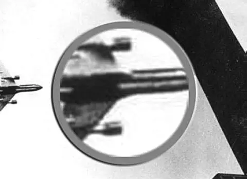 Рис 6 Самолет перед столкновением с южной башней Фотография Роба Ховарда В - фото 6