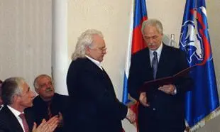 БВГрызлов вручает почётную грамоту победителю Всеросийского конкурса на - фото 46