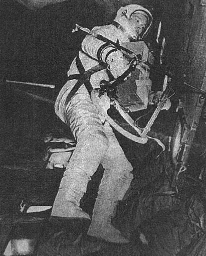 Рис 4 Майкл Коллинз в самолете невесомости Эта фотография астронавта Майкла - фото 7
