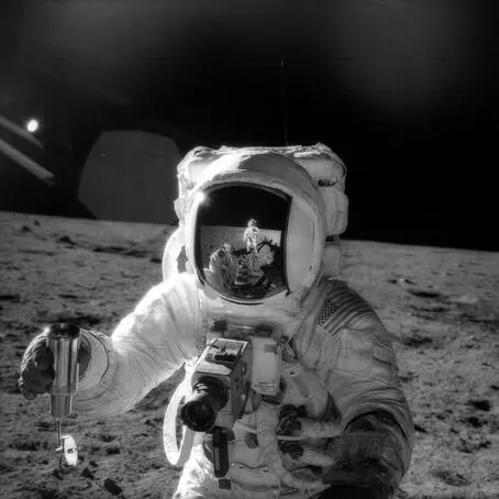 Рис 9 Астронавт собирает лунные образцы Аполлон12 AS12497278 В любой - фото 12