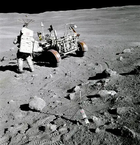 Рис 10 Чарльз Дюк и луномобиль Алоллон76 AS1610717446 NASA назвало эту - фото 13