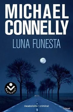 Michael Connelly Luna Funesta обложка книги